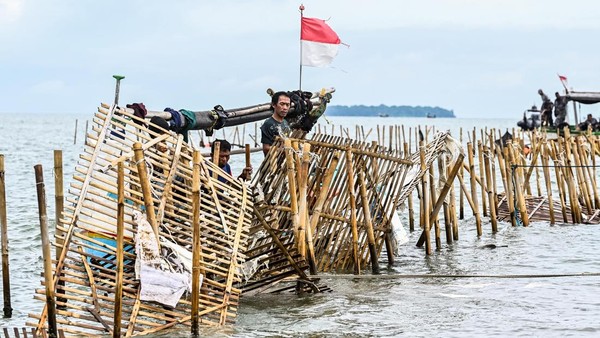 “Heboh Sertifikat Tanah di Laut! Siapa yang Bertanggung Jawab?”